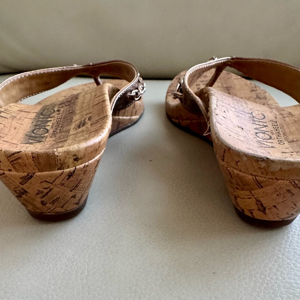 Vionic Gold/Bronze Cork-Look Sandal With Wedge Heel. Gold Chain Detail. 8 M - Picture 3 of 8